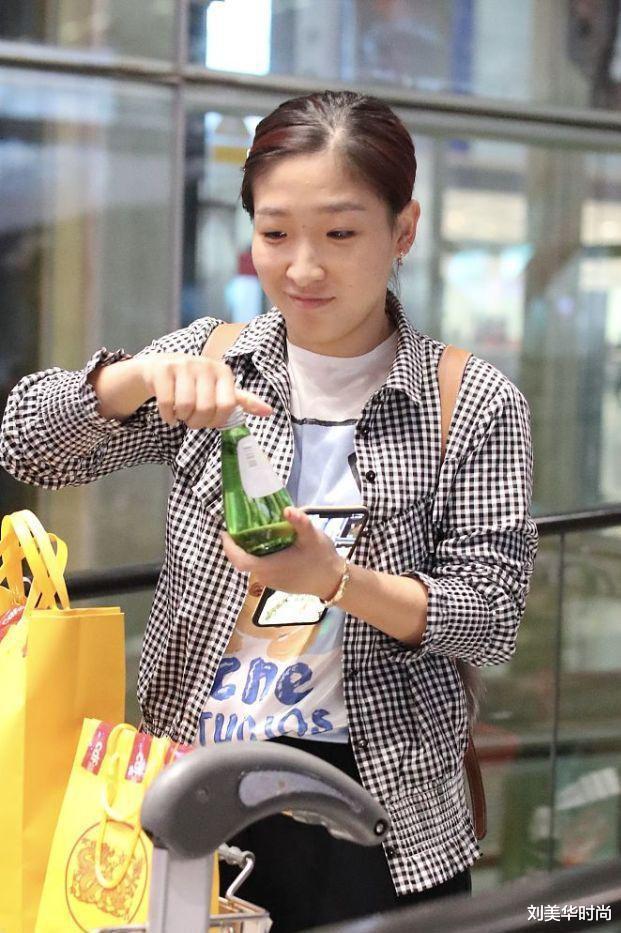 穿衣搭配|没得金牌的刘诗雯脱下队服也可爱，休闲造型太舒适，低马尾显元气