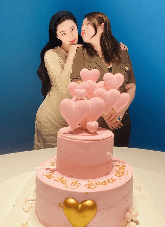 时尚风行派|范冰冰40岁生日让人心酸!穿香槟裙戴玉镯走佛媛路线,人都变温婉