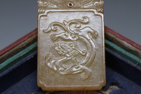 和田玉籽料|回流 舊藏和田玉籽料“螭龙玉牌”