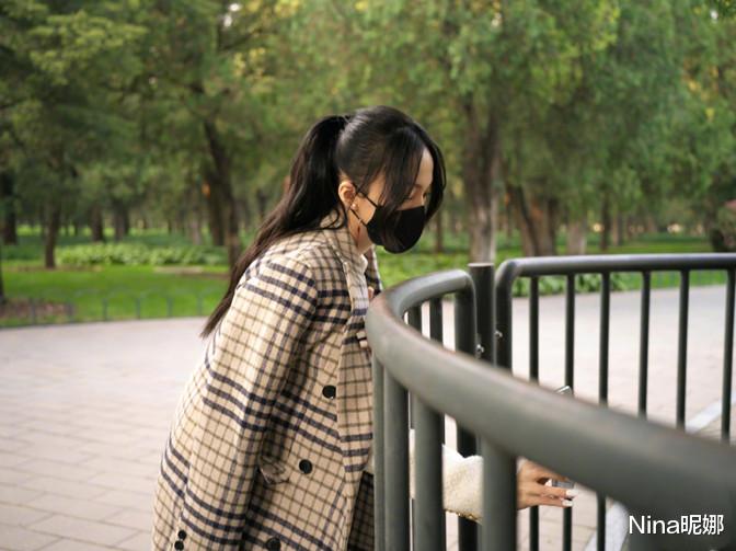 Nina昵娜 张韶涵打卡天台，穿格纹大衣配紧身牛仔裤，罕见石板上狂奔好欢快