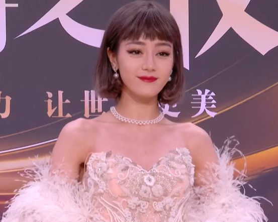 程潇|丁真成微博之夜香饽饽,明星争相求合影,黄子韬台上邀自拍