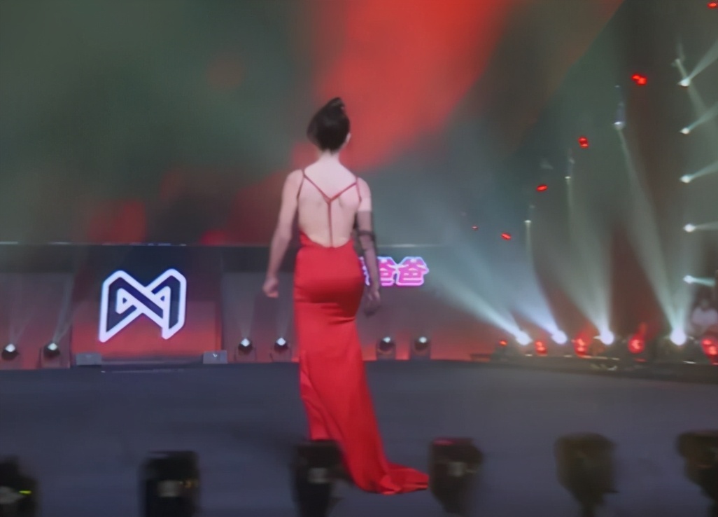 陈小艺|郑钧的丈母娘已经63岁了，身材好到胡兵看了眼睛都移不开