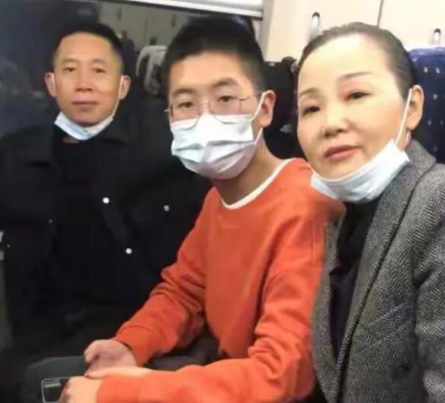 姐姐|孙卓二姐一夜涨粉2.3W，蹭热度摇身一变成网红，网友：一家吸血虫