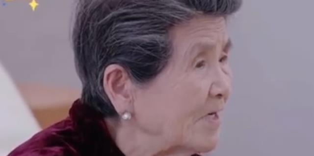 黄圣依|黄圣依手受伤，亲妈无动于衷，看婆婆下意识反应暴露儿媳家庭地位