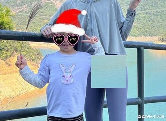 章泽天|章泽天和女儿爬山合影，女儿长相随父亲，模样显得很成熟