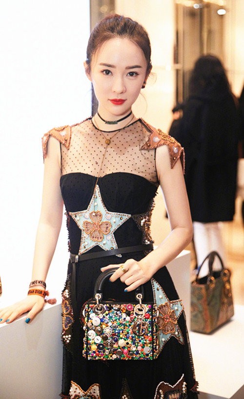 全球时尚号 杜江夫妇同框，霍思燕浓妆挡不住老态，黑色外套穿出臃肿感