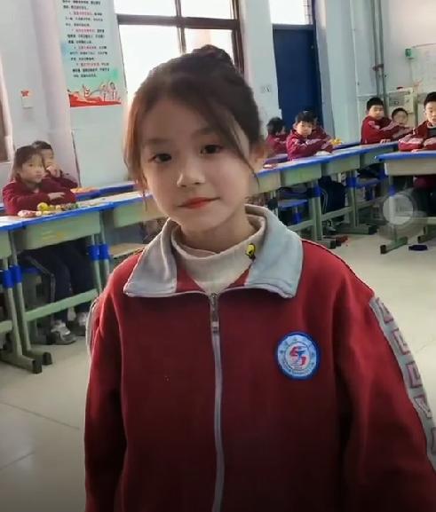 女孩|小学女生火了，高颜值堪比偶像女主，网友：简直是缩小版娜扎