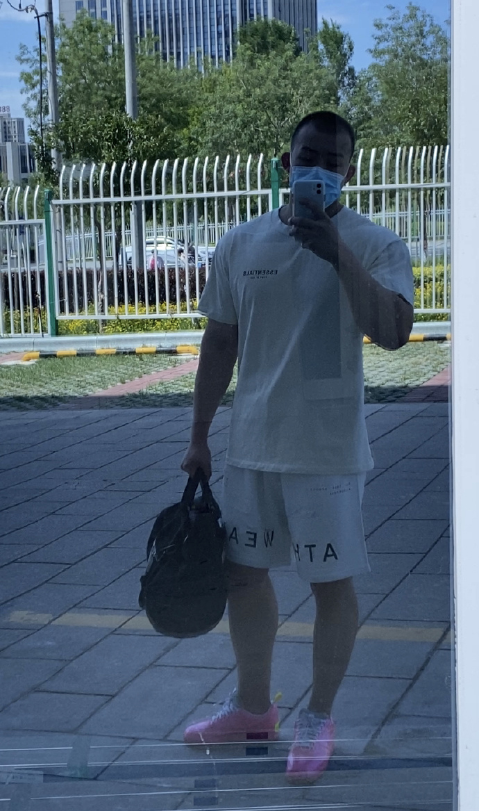 健身圈一哥 24岁的新疆小哥哥,撸铁打造出一身腱子肉,最满意的是麒麟臂!