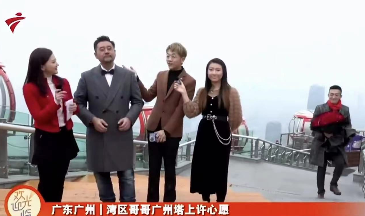 求婚|广东台主持直播时被求婚！男友捧花跪地冲入镜头，港星麦长青见证