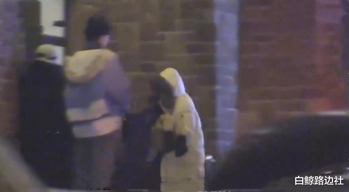 Angelababy|杨颖工作不忘带娃！5岁小海绵到妈妈腰部，骑行李箱上可爱又活泼