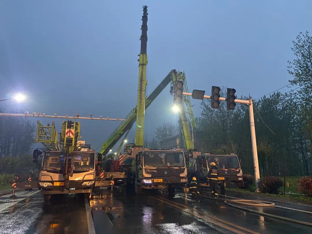 新报业传媒 惊险！信阳一辆装载30吨汽油的油罐车侧翻泄漏