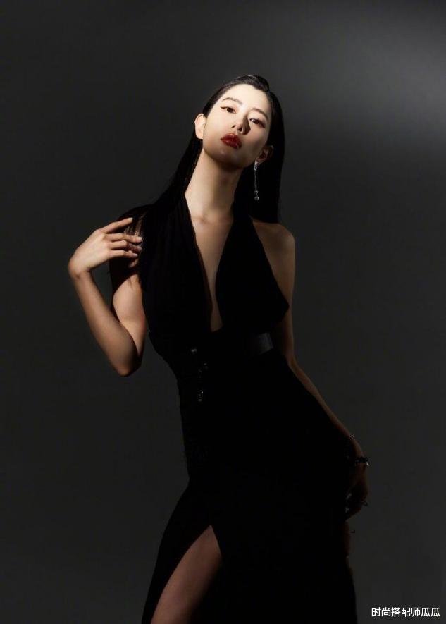 时尚搭配师瓜瓜|克拉拉最新大片曝光,穿挂脖开衩黑裙大秀身材,凹凸曲线真让人羡慕