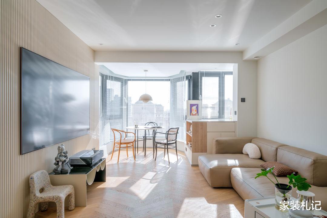 73m2两房，玄关进门就有衣柜、洗手台，好看实用颜值高