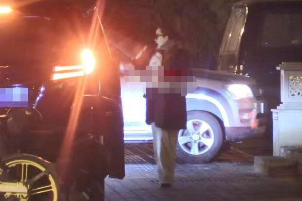 杨幂|霍思燕深夜抱小狗聚餐！走路直接夹在怀里，手上拎名牌包贵气十足