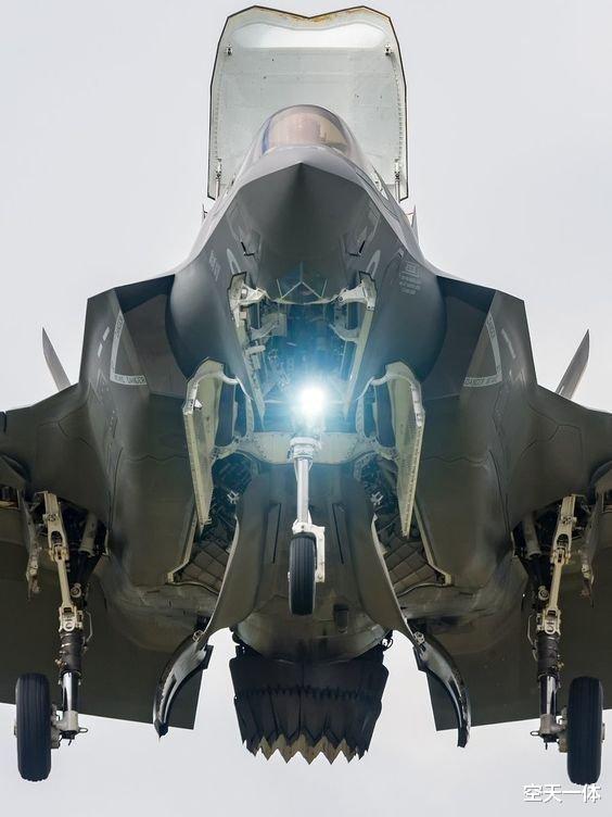 F-35|专业回收航母、舰载机、核潜艇，坠海F35B怎么回收才显得更专业？