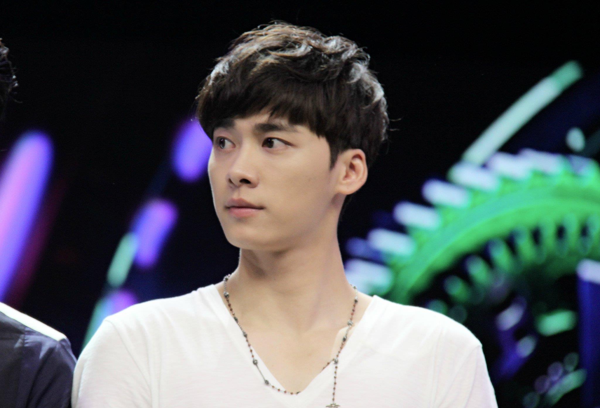 李沁|“反诈先锋”李沁:为帮好友被骗光片酬,后又被李易峰当众钓上钩