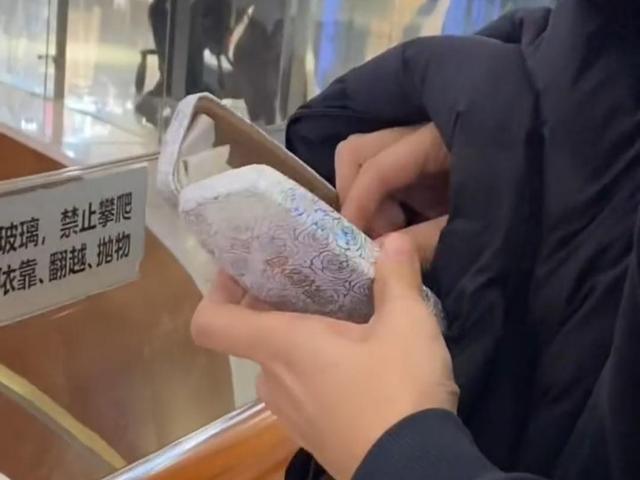 山东:男子偶遇美女换衣服,赶紧拿出高考都舍不得用的眼镜欣赏