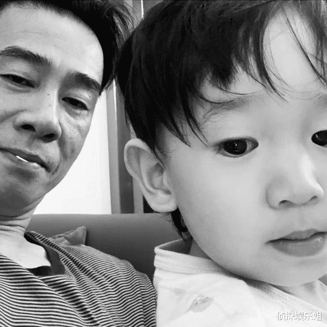 应采儿|应采儿晒二胎儿子萌态，一岁HoHo奔跑灵活，笑起来像妈妈