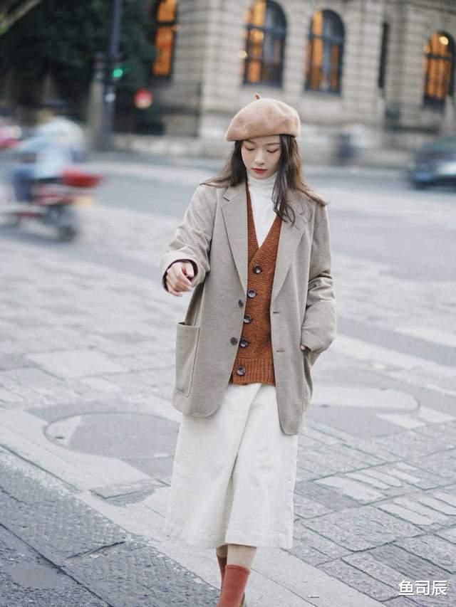 鱼司辰|秋天太适合穿大地色了，大衣搭配直筒裤气质又高级，太喜欢了