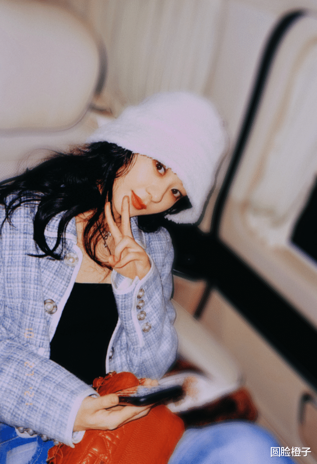 赵丽颖|赵丽颖妆容精致现身直播间，蓝色毛衣配贝雷帽，好美好温柔