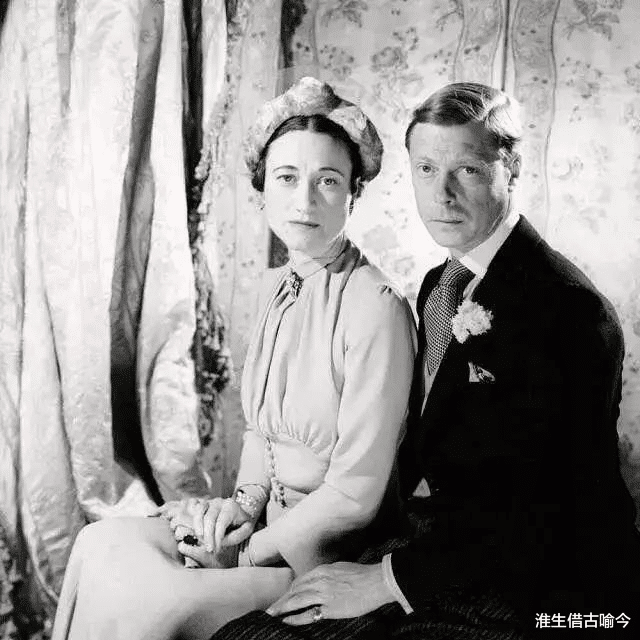 英国王室|梅根喜欢出风头：借女王祖母绿王冠二婚穿白纱，不让夏洛特穿裤袜