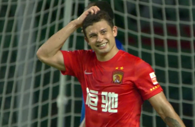 杨立瑜|太炸了！杨立瑜爆杆破门摔衣庆祝，霸气闭嘴手势，卡帅怎么看