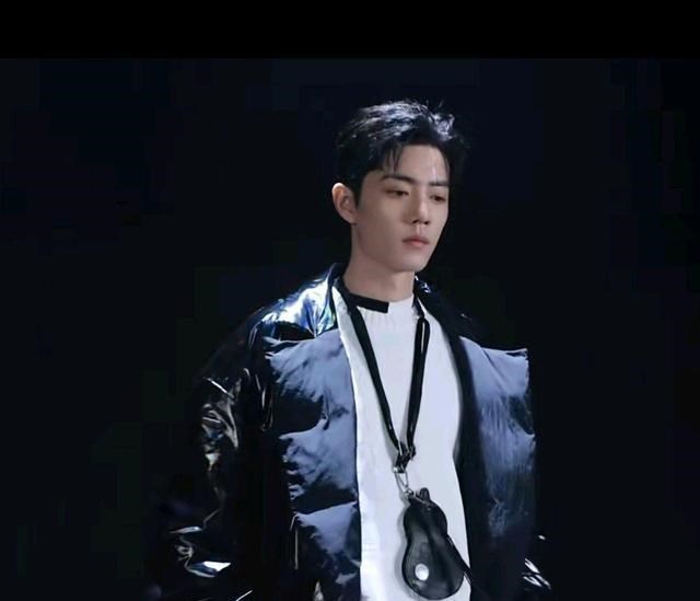 肖战|肖战瘦了一大圈，再次解锁新身份，舞台“超模”走秀气场全开