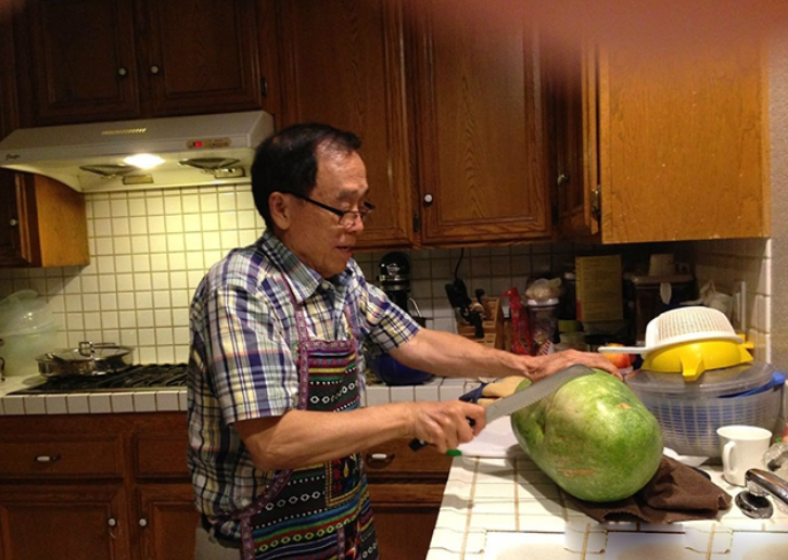 |77岁归亚蕾现状：一家人定居美国，全屋西式风格，门外还有大草坪