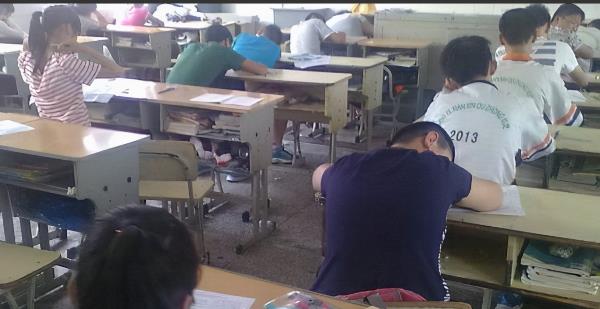 吴洪娜聊说育儿|学生在考场上呼呼大睡，是监考老师失职？监考老师表示：不敢打扰