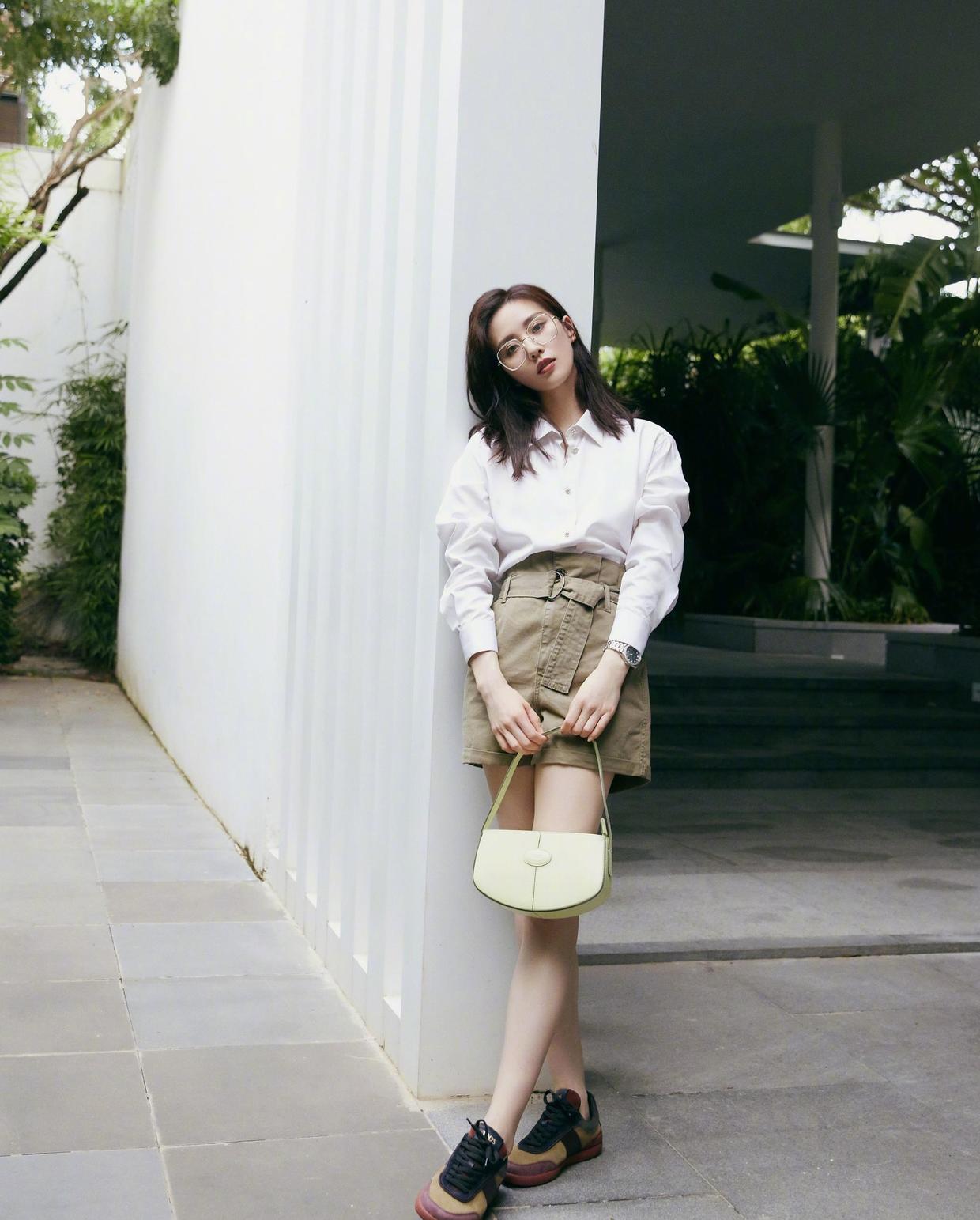 衬衫|刘诗诗又美出新高度，白衬衫配阔腿裤简约干练，意外穿出高级感