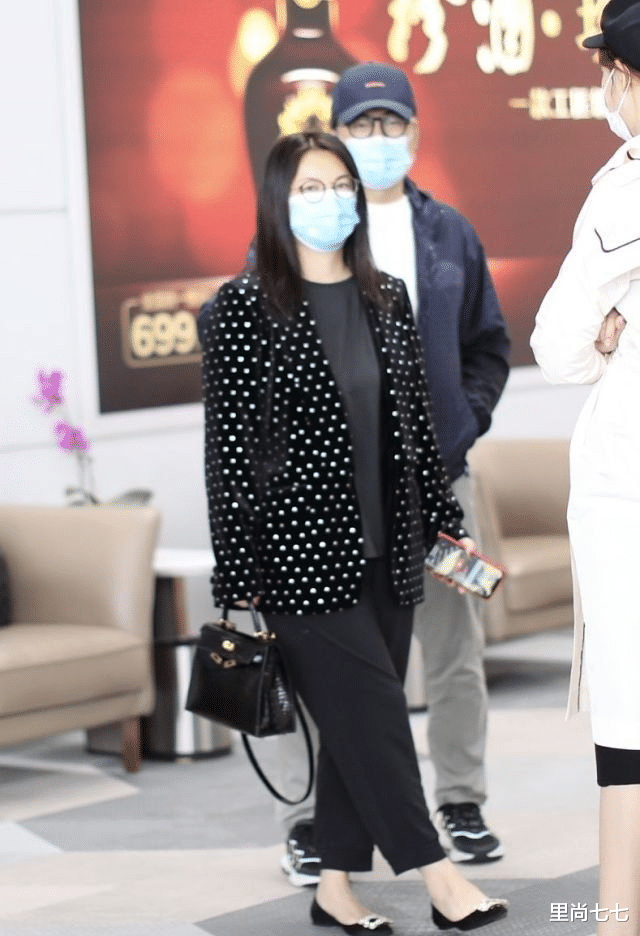 李湘|李湘一家三口被偶遇，父女俩亲密搂肩不避嫌，她打扮娇艳却被冷落