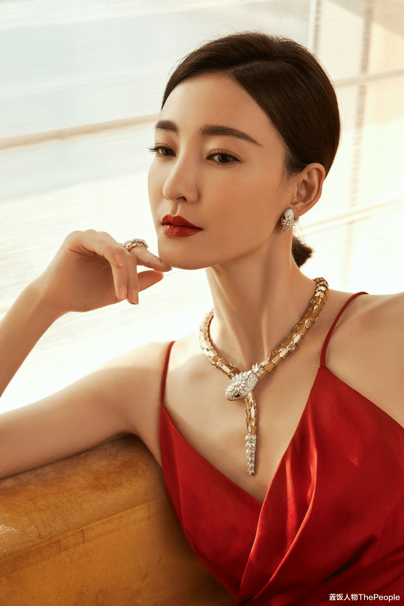 闫妮|女星割双眼皮如跨分水岭，没整好变“悲伤蛙”，成功则变气质美女