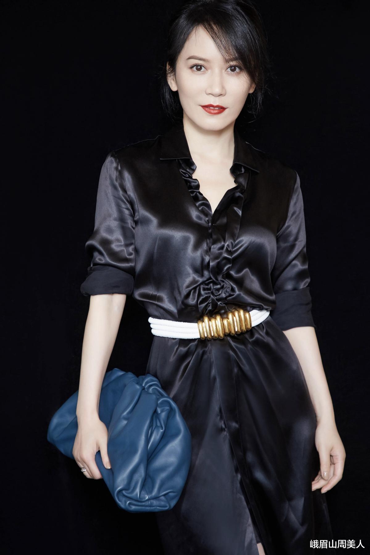 峨眉山周美人|这可能是我见过的最体面的50岁女人：不装嫩不显老，美得优雅有气质