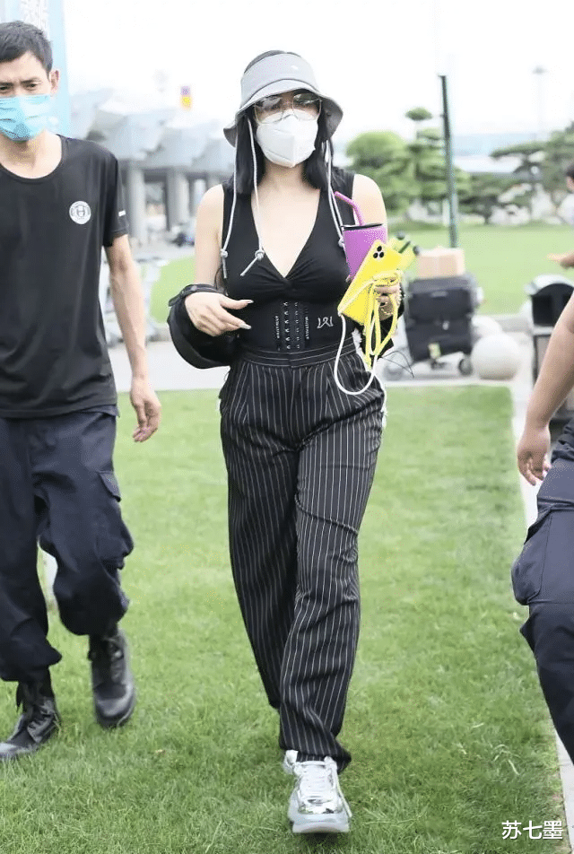 钟丽缇|50岁钟丽缇太洋气！穿印染紧身衣还“内衣外穿”，一旁老公有深意