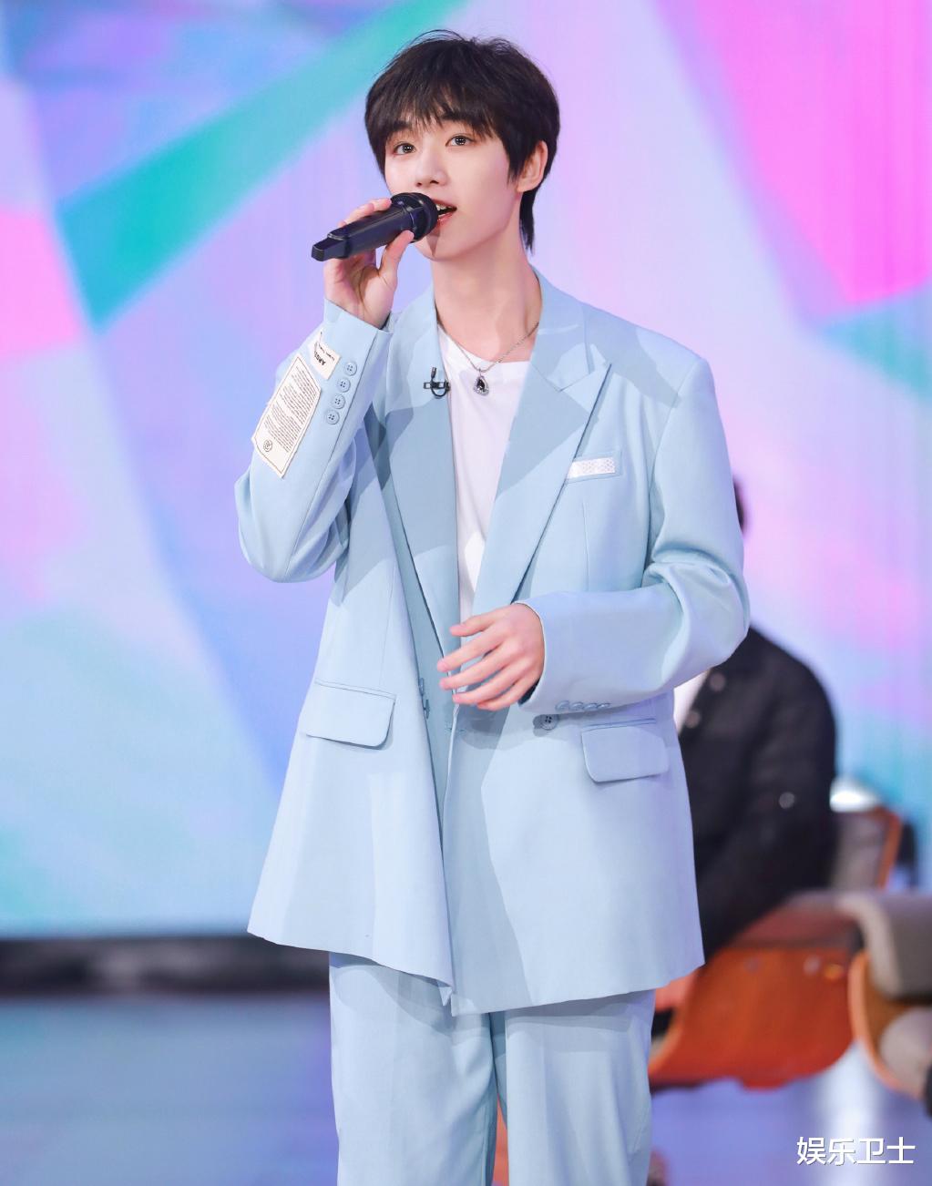 丁程鑫|丁程鑫与古力娜扎贴身游戏，不知所措后捏绅士兰花手，摸赵丽颖脸蛋更小心