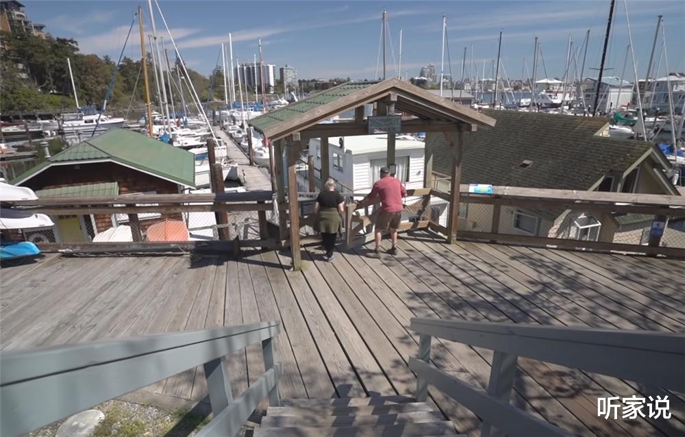 61岁老两口，在14㎡“船屋”中生活7年，蜗居船舱，却幸福快乐