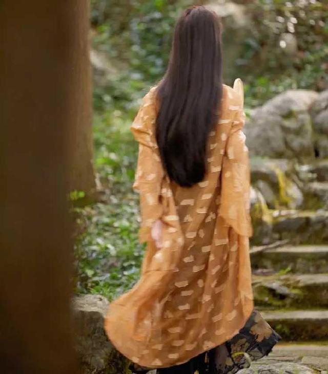 李晨|张馨予中秋写真：手拿摇扇诱惑满满，网友：李晨咋就不知道珍惜呢