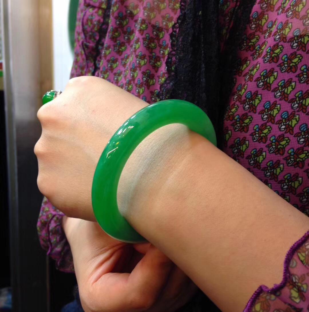 翡翠手镯|一个月买了14件“满绿翡翠”，做完鉴定后傻眼了......