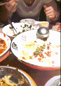 别墅 “老家的别墅房终于要完工了，可总觉的哪里不对...”哈哈哈阳台好奇怪啊