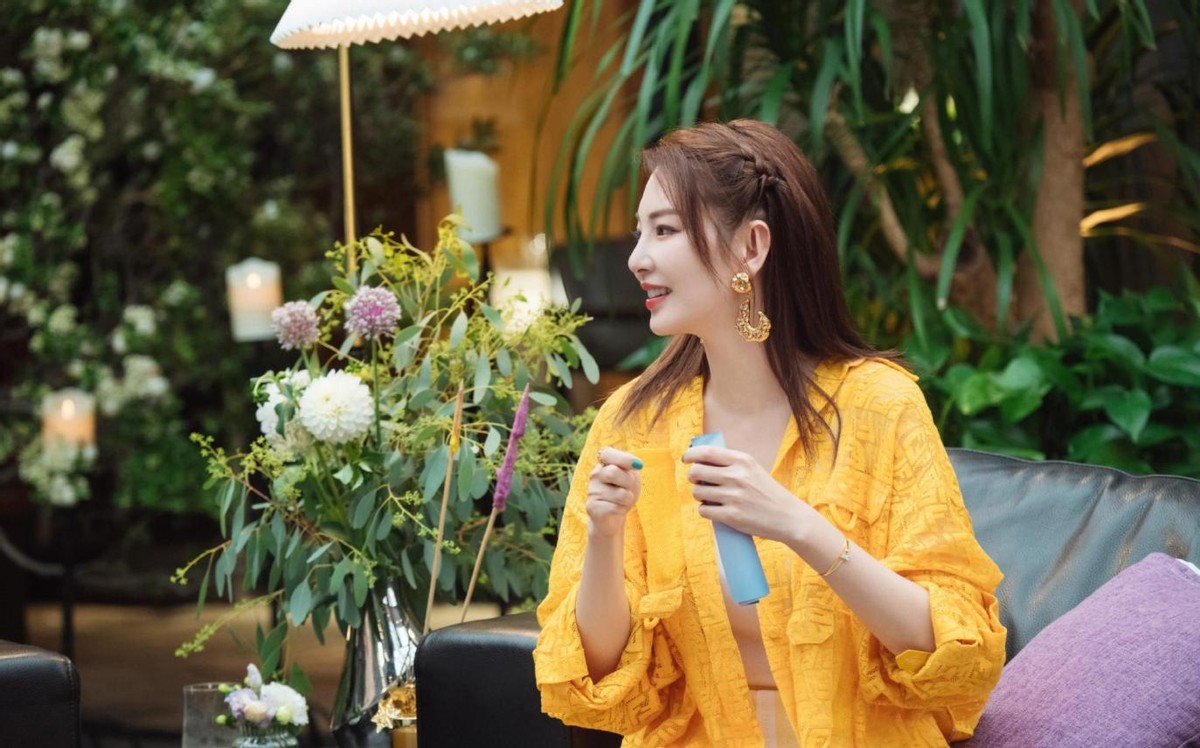 白小白的衣橱|《女儿们的恋爱》开播！张雨绮年下恋受关注，和小8岁男友好甜蜜