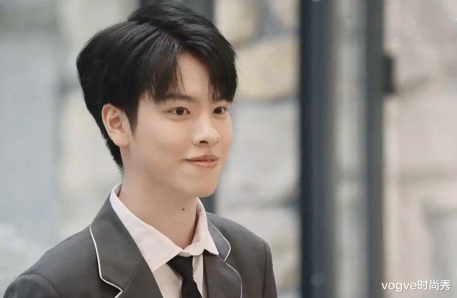 怦然心动20岁|《怦然心动20岁》：漂亮女5来了！男2表现积极，女1被男5暖心照顾