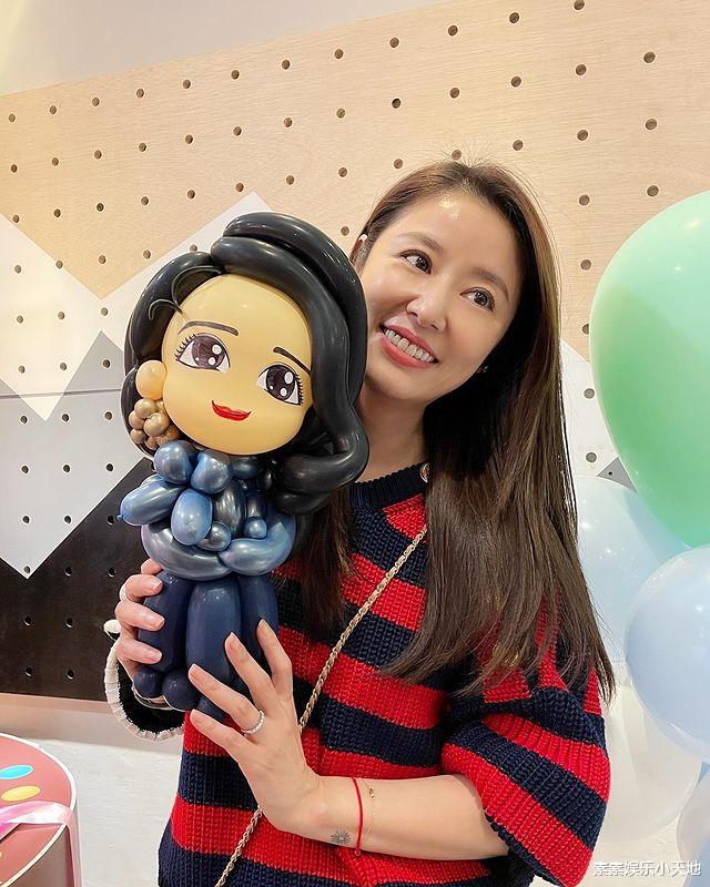 林心如|林心如分享5岁女儿的生日派对礼物,捧气球娃娃一起开心合影