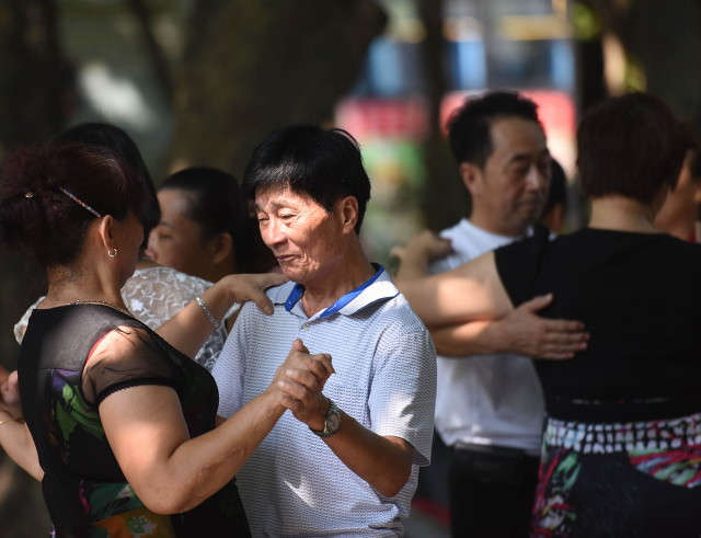 我喜欢你恩|交谊舞大妈跟男舞伴回家：只要你满足这三个条件，怎么招都行