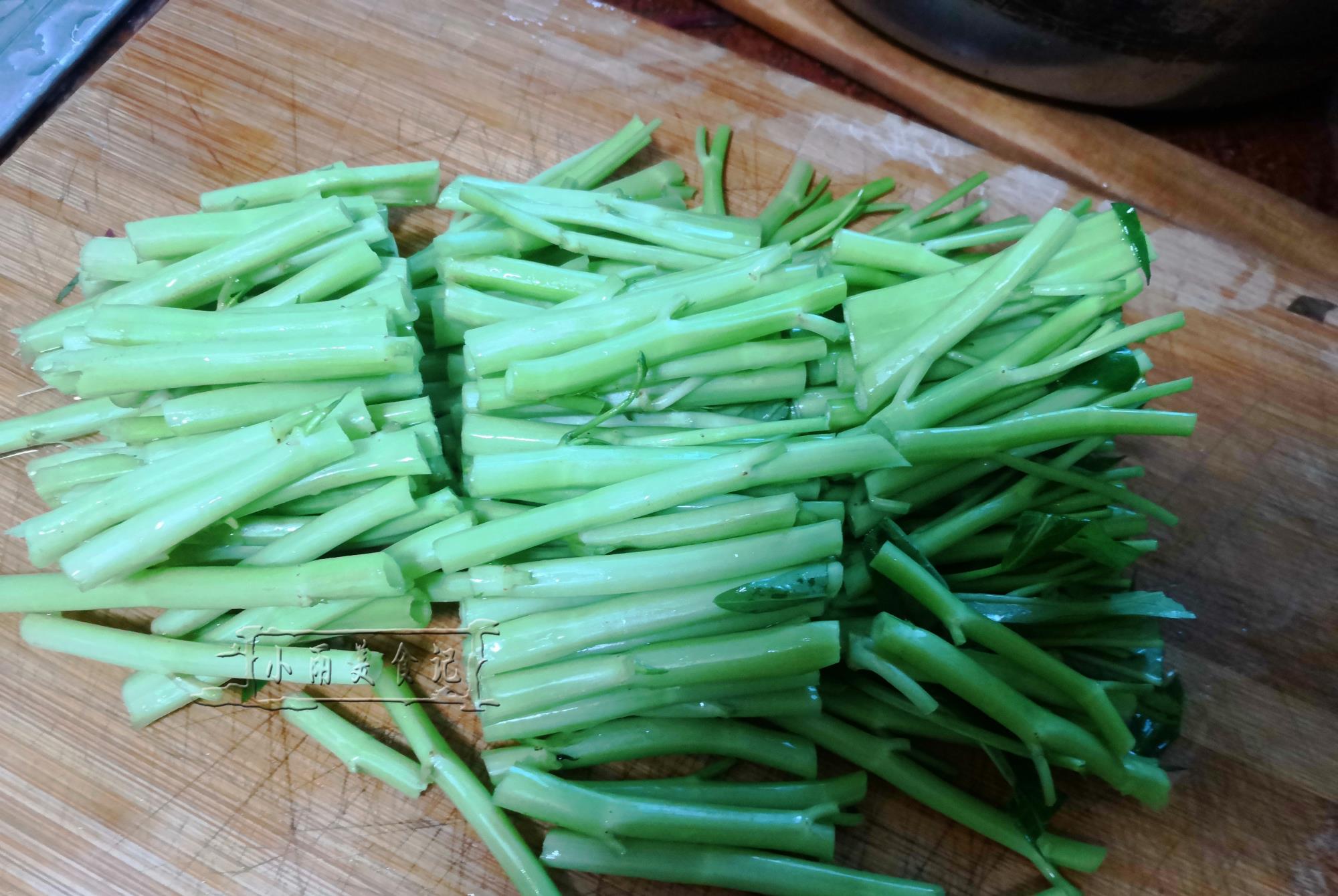 空心菜|夏季，这碱性蔬菜正当季，很多人只吃叶不吃梗，脆嫩爽口别不懂吃
