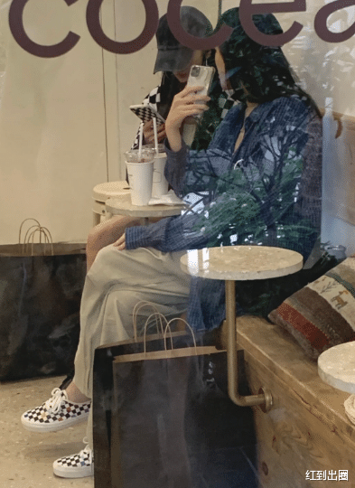 高希希|杨幂在三里屯“血拼”被偷拍!生图双腿细如竹竿,瘦到撑不起外套