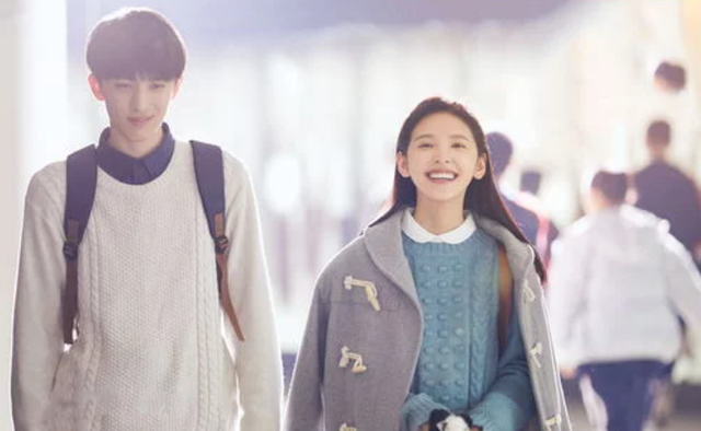 赵露思|25岁章若楠，23岁赵露思，同是初恋脸，一个跻身小花，一个捧不红