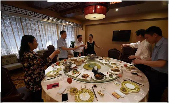 从不改名的小蘑菇 家族聚会，准女婿中途偷偷买单离开，回家后看到群消息，当场愣住