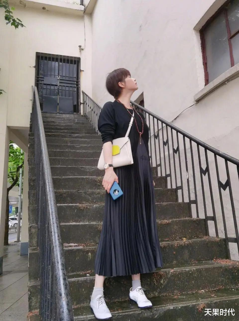 天果时代|会穿的蒋欣真显“瘦”，一身黑打扮藏肉又高级，终于有点女人味