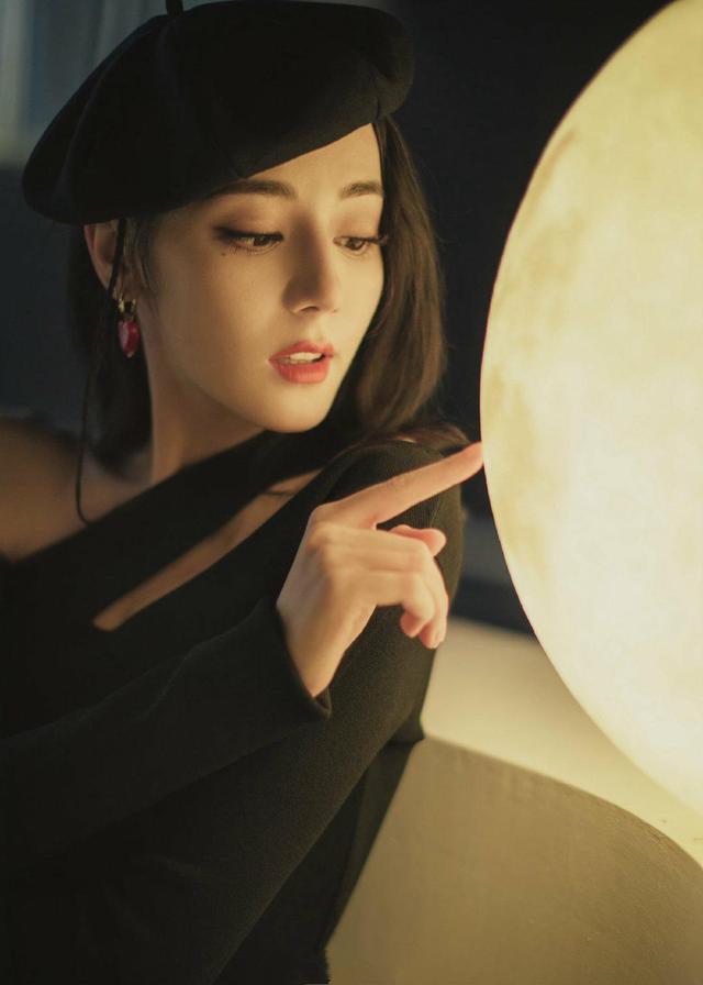 赵丽颖|必备单品！热巴的贝雷帽，赵丽颖的针织衫，吴宣仪的牛仔外套 。