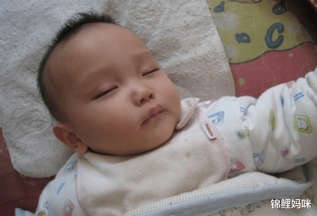 锦鲤妈咪|宝宝睡着后“又哭又笑”，家长看了惴惴不安，原因其实很简单